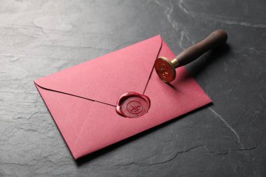 Balmumu mühür ve damgalı zarf siyah masa, yakın çekim