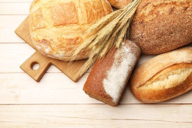 Tahta masada farklı ekmek ve buğday çivileri var.