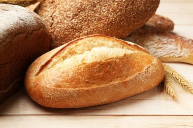 Tahta masada farklı ekmek ve buğday çivileri, yakın plan.