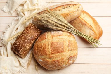 Tahta masada farklı ekmek ve buğday çivileri var.