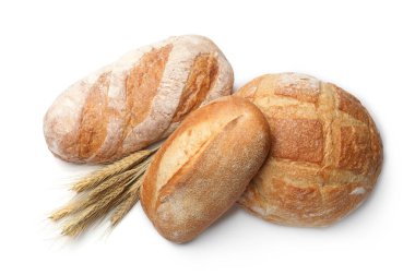 Ekmek ve buğdayın farklı türleri beyaz, üst görünümde izole edilmiş.