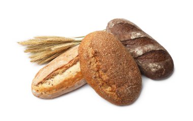 Ekmek ve buğdayın farklı türleri beyaza izole edilmiş, manzaranın üstünde.