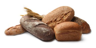 Beyaza izole edilmiş farklı ekmek ve buğday dalları.