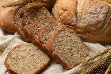 Masada farklı ekmek ve buğday çivileri var, yakın plan.