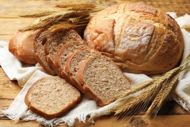 Tahta masada farklı ekmek ve buğday çivileri, yakın plan.