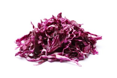 Parçalanmış kırmızı lahana yığını beyaza izole edilmiş.