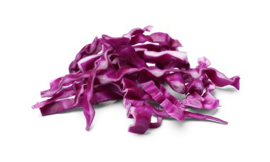 Parçalanmış kırmızı lahana yığını beyaza izole edilmiş.