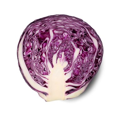 Taze kırmızı lahananın yarısı beyaza izole edilmiş.