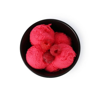 Lezzetli ahududu şerbeti ve taze böğürtlen kasesi beyaza izole edilmiş, üst manzara