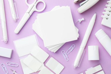 Menekşe arkaplan üzerinde farklı beyaz kırtasiye, düz yatıyordu