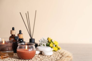 Ahşap masa üzerinde yanan mumlarla bej arkaplan, metin için boşluk