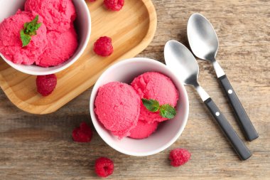 Nefis ahududu şerbeti, kaselerde nane, kaşıklar ve ahşap masada taze böğürtlenler.