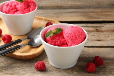 Nefis ahududu şerbeti, içinde nane ve ahşap masada taze böğürtlen, yakın plan.