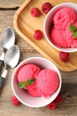 Nefis ahududu şerbeti, kaselerde nane, kaşıklar ve ahşap masada taze böğürtlenler.