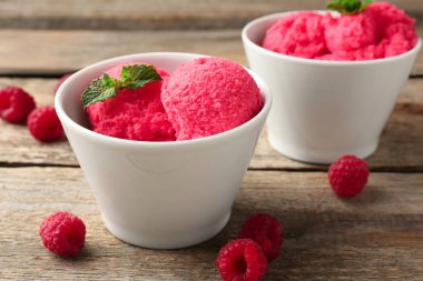 Nefis ahududu şerbeti, içinde nane ve ahşap masada taze böğürtlen, yakın plan.