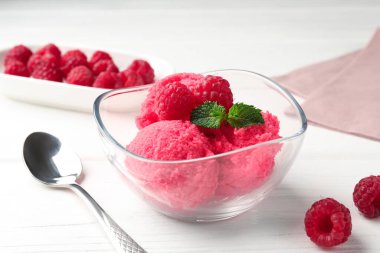 Lezzetli ahududu şerbeti, içinde nane, kaşık ve taze böğürtlen beyaz ahşap masa, yakın plan.