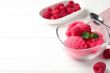 Nefis ahududu şerbeti, içinde nane ve beyaz ahşap masada taze böğürtlen, yakın plan. Metin için boşluk