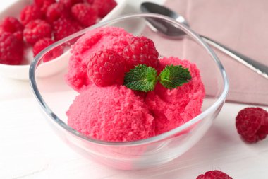 Lezzetli ahududu şerbeti, içinde nane ve beyaz ahşap masada taze meyveler, yakın plan.