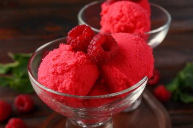 Lezzetli ahududu şerbeti ve tatlı kasesinde taze böğürtlen, masada, yakın plan.