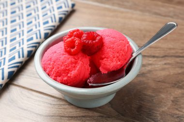 Lezzetli ahududu şerbeti taze böğürtlen ve kaşık ahşap masada, yakın plan.