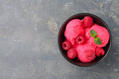Taze böğürtlenli ahududu şerbeti ve gri desenli masada nane şekeri. Metin için boşluk