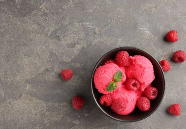 Taze böğürtlenli ahududu şerbeti ve gri desenli masada nane şekeri. Metin için boşluk