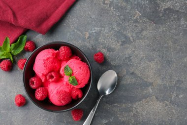 Taze böğürtlenli ahududu şerbeti ve gri desenli masada servis edilen nane şekeri. Metin için boşluk