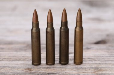 Ahşap masada bir sürü metal kurşun, yakın plan.