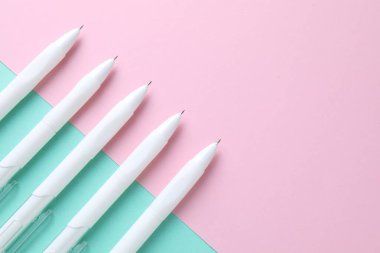 Renkli beyaz kalemler, düz bir zemin. Metin için boşluk