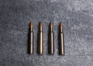 Gri masanın üzerinde bir sürü metal kurşun var.