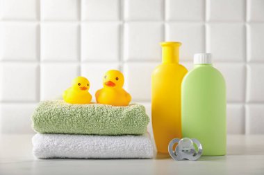 Duvarın yanındaki masada çok farklı bebek banyosu gereksinimleri var.