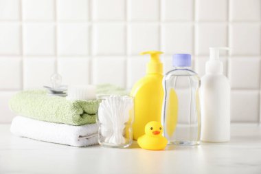 Duvarın yanındaki masada çok farklı bebek banyosu gereksinimleri var.