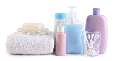 Birçok farklı bebek banyosu gereksinimleri beyaza izole edilmiş.