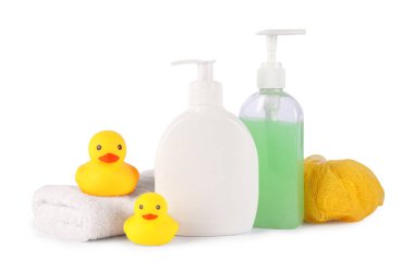 Birçok farklı bebek banyosu gereksinimleri beyaza izole edilmiş.