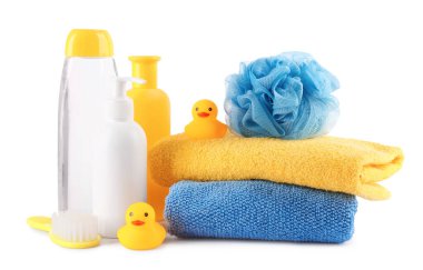 Birçok farklı bebek banyosu gereksinimleri beyaza izole edilmiş.