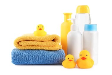 Birçok farklı bebek banyosu gereksinimleri beyaza izole edilmiş.