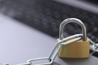 Siber güvenlik. Bilgisayarında zincir olan metal asma kilit, yakın plan. Metin için boşluk