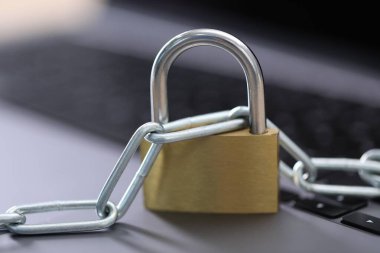 Siber güvenlik. Bilgisayarında zincir olan metal asma kilit, yakın plan.
