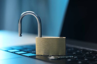 Siber güvenlik. Dizüstü bilgisayarda metal kilit, yakın plan.
