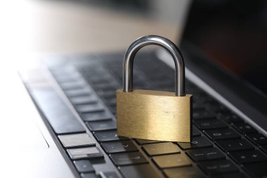 Siber güvenlik. Dizüstü bilgisayarda metal kilit, yakın plan.