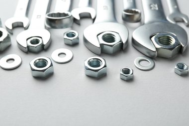 Metal anahtarlar ve fındıklar beyaz arka planda, yakın plan. Metin için boşluk