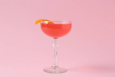 Pembe arka planda garnitürlü martini kokteyli.