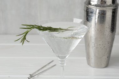 Biberiyeli martini kokteyli beyaz ahşap masada, yakın plan.