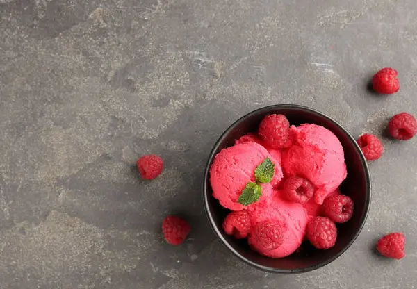 Taze böğürtlenli ahududu şerbeti ve gri desenli masada nane şekeri. Metin için boşluk