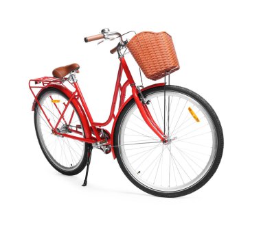 Beyaz arka planda sepeti olan bir bisiklet.