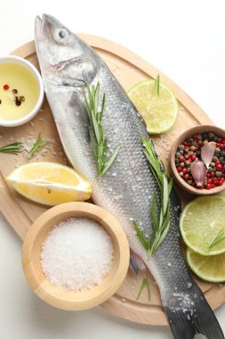 Beyaz masadaki baharatlı taze çiğ deniz kabuğu. Balık ve deniz ürünleri lezzetleri