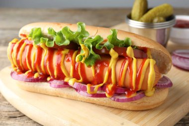 Sebzeli, hardallı ve ketçaplı lezzetli sosisli sandviç.