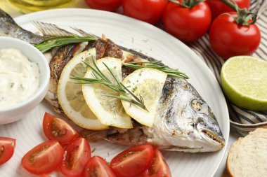 Soslu, domatesli ve limonlu Dorado balığı. Yakın plan. Ev yapımı deniz ürünleri yemeği.