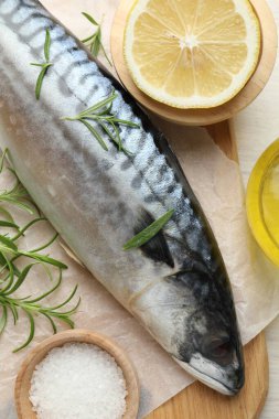 Masada taze çiğ uskumru ve baharat var. Deniz ürünleri lezzetleri.