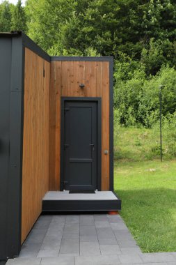 Dağlarda lüks bir tatil köyünde güzel bir bina